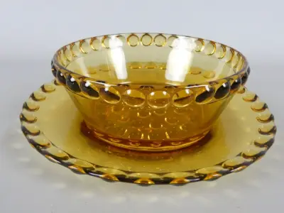 Set amberkleurige glazen kom en bord met bubbeldesign – kavel bij De Kringwinkel, Diest