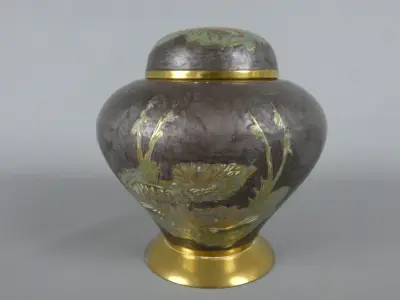 Decoratieve metalen pot met deksel en bloemmotief – kavel bij De Kringwinkel, Diest