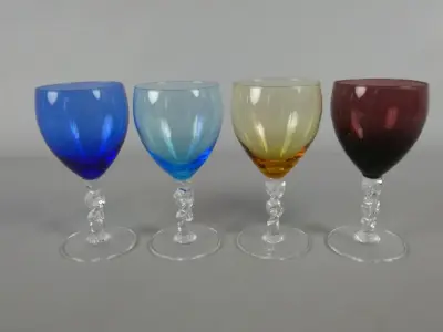 Set van 4 gekleurde wijnglazen met gedraaide stelen – kavel bij De Kringwinkel, Diest