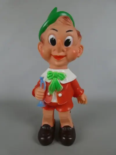 Vintage plastic beeldje van een jongen met groene hoed – kavel bij De Kringwinkel, Diest