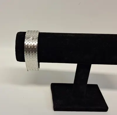 Zilverkleurige armband met schakelpatroon – kavel bij De Kringwinkel, Aalst