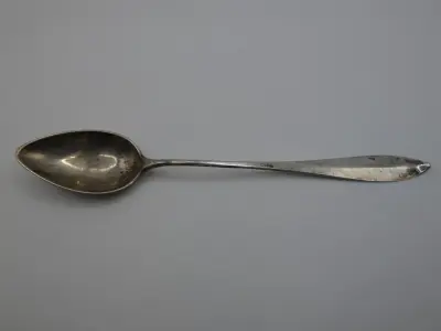 Zilveren lepel met gegraveerd monogram en waarborgstempels – kavel bij De Kringwinkel, Diest