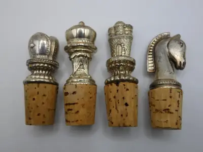 Set van vier vintage flesstoppen in de vorm van schaakstukken – kavel bij De Kringwinkel, Diest