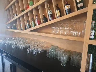 Resterende inhoud bar Waaronder: DUVEL, STELLA – kavel bij Auctim, Oostende