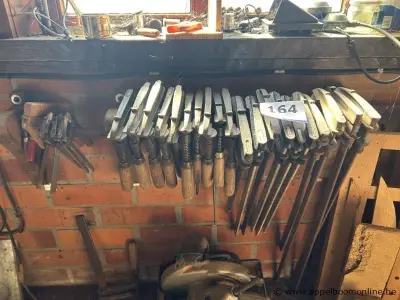Lot bestaande uit diverse lijmklemmen met houten handvatten – kavel bij Appelboom