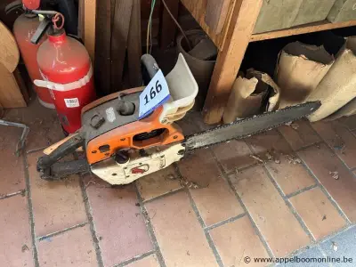 Kettingzaag van het merk SOLO, model 615 VA, met serienummer 27603. Het toestel is voorzien van een benzinemotor en een trekstarter – kavel bij Appelboom
