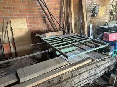 Industriële zaagmachine Danckaert, uitgerust met een schuiftafel en een zaagblad – kavel bij Appelboom