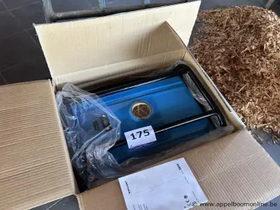 Stroomgenerator TOPCRAFT TCG 2800, met een nominaal vermogen van 2.5 kW en een uitgangsspanning van 230 V. Geluidsniveau van 96 dB(A) – kavel bij Appelboom
