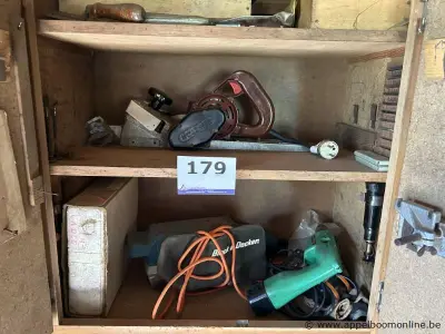 Lot bestaande uit diverse elektrische gereedschappen, waaronder een elektrische schaaf van het merk Holzher, een boormachine van het merk Hitachi e… – kavel bij Appelboom