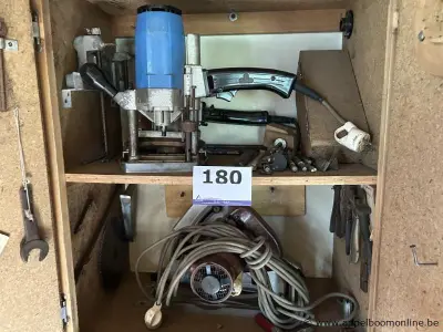 Lot bestaande uit een verticale freesmachine van het merk Scheer, een cirkelzaag en diverse handgereedschappen en onderdelen – kavel bij Appelboom