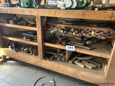 Lot bestaande uit diverse handgereedschappen waaronder schaven, zagen, beitels, hamers en vijlen – kavel bij Appelboom