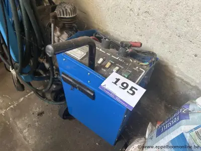 Acculader met startfunctie, geschikt voor 12V en 24V accu's, met 230V netaansluiting. Voorzien van wielen en handvat voor transport, inclusief laad… – kavel bij Appelboom