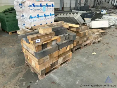 Lot bestaande uit diverse houten balken op pallets – kavel bij Appelboom