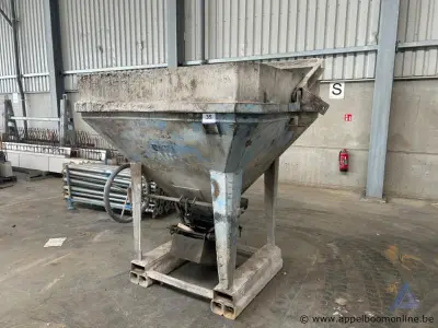 Betonkubel Alt, bouwjaar 2011. Capaciteit 1500 L, tarragewicht 600 kg, maximale lading 3750 kg – kavel bij Appelboom