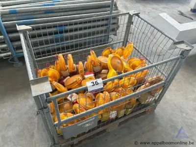 Metalen kooi inhoudend diverse oranje waarschuwingslampen – kavel bij Appelboom