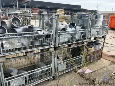 6 draadstalen kooien inhoudend PVC koppelstukken – kavel bij Appelboom