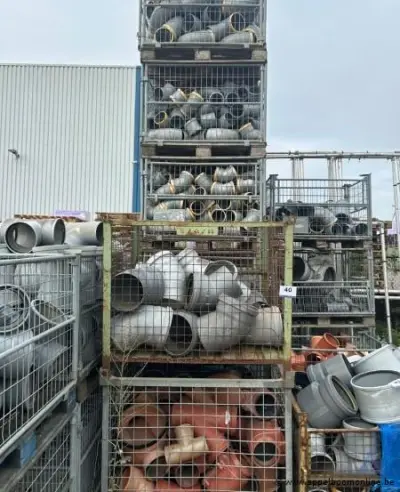 14 draadstalen kooien inhoudend PVC koppelstukken – kavel bij Appelboom
