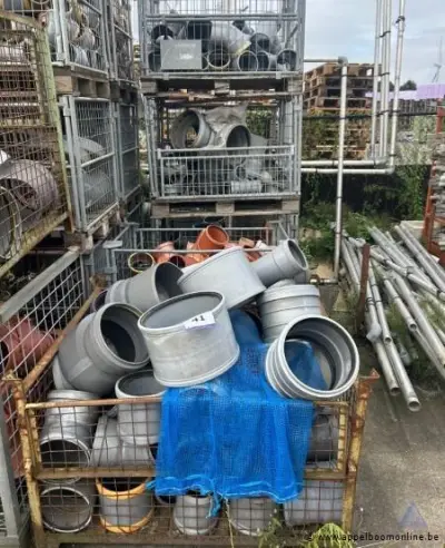 5 draadstalen kooien inhoudend PVC koppelstukken – kavel bij Appelboom