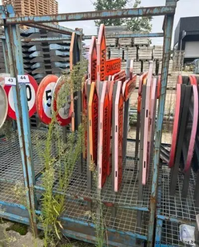 Metalen rek inhoudend diverse verkeersborden – kavel bij Appelboom