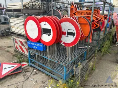 Metalen rek inhoudend diverse verkeersborden – kavel bij Appelboom