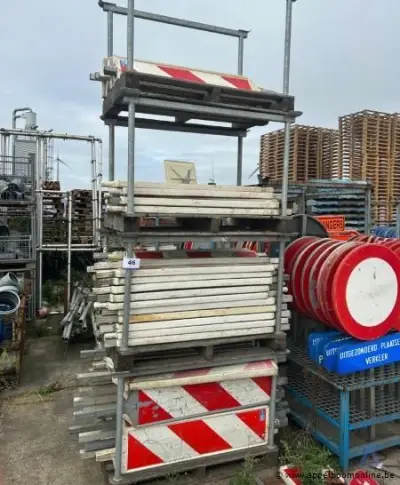 Metalen stapelrek inhoudend diverse signalisatiepanelen – kavel bij Appelboom