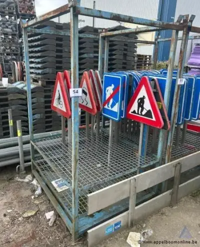 Metalen rek inhoudend diverse verkeersborden – kavel bij Appelboom