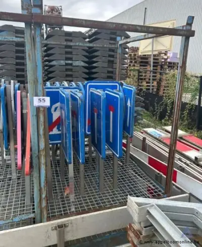 Metalen rek inhoudend diverse verkeersborden – kavel bij Appelboom
