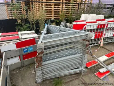 Metalen frames en rood-witte signalisatiepanelen – kavel bij Appelboom