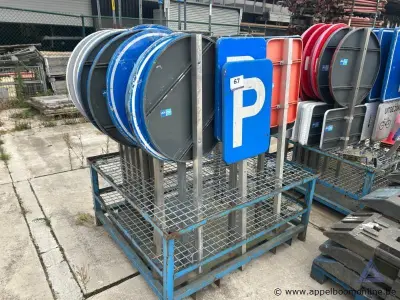 Metalen rek inhoudend diverse verkeersborden – kavel bij Appelboom