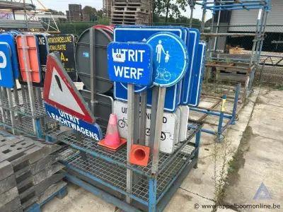 Metalen rek inhoudend diverse verkeersborden en verkeerskegels – kavel bij Appelboom