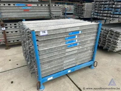 Metalen rek inhoudende 30 steigerplatformen – kavel bij Appelboom