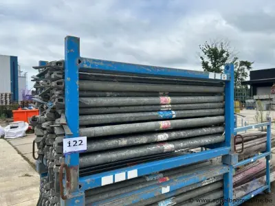 Metalen rek inhoudend diverse stellingonderdelen – kavel bij Appelboom