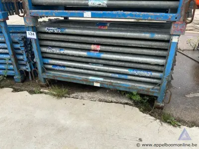 Metalen rek inhoudend diverse stellingonderdelen – kavel bij Appelboom