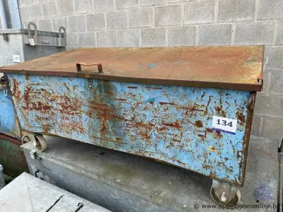 Metalen kist op wielen – kavel bij Appelboom