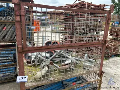Draadstalen kooi inhoudende diverse metalen stelvoeten met wielen – kavel bij Appelboom