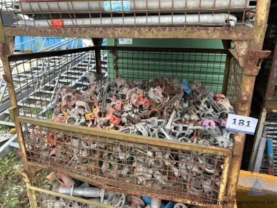 Draadstalen kooi inhoudende diverse metalen steigerklemmen – kavel bij Appelboom