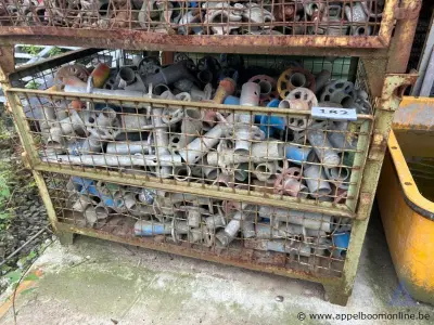 Draadstalen kooi inhoudende diverse metalen stellingonderdelen – kavel bij Appelboom