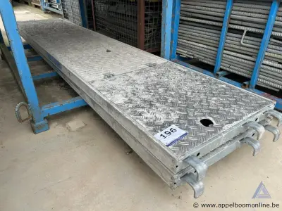 2 Metalen steigerplatformen – kavel bij Appelboom