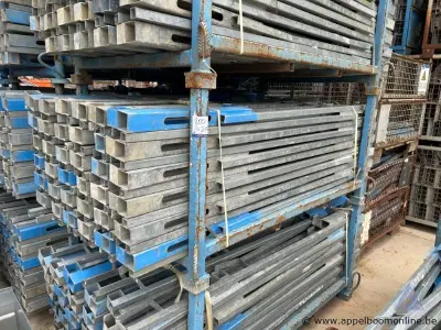 Metalen bok inhoudend stellingelementen – kavel bij Appelboom