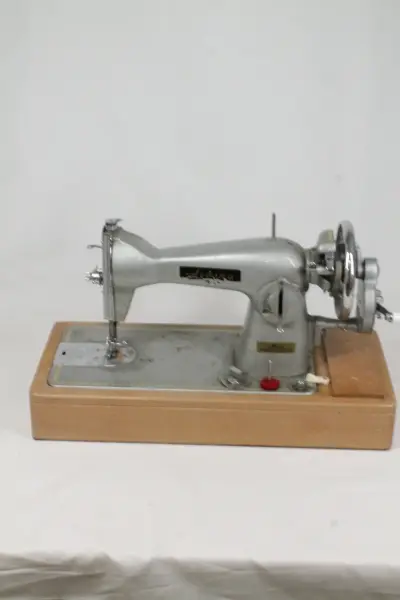 Vintage Ardona naaimachine – kavel bij De Kringwinkel, Brecht