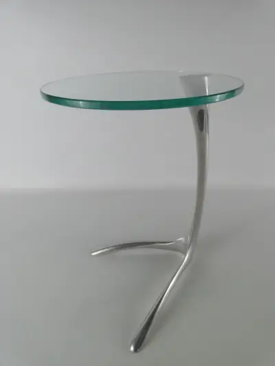 Postmoderne design-bijzettafel met glazen blad en aluminium – kavel bij De Kringwinkel, Heverlee
