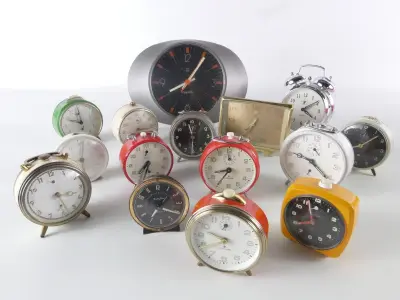 Partij van 14 vintage wekkerklokken + Philips wandklok – kavel bij De Kringwinkel, Heverlee