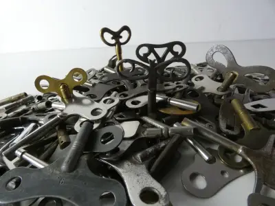 Grote partij mechanische opwindsleutels (Klokken & Speelgoed) – kavel bij De Kringwinkel, Heverlee