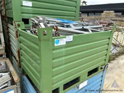 Metalen container inhoudende diverse metalen stellingonderdelen – kavel bij Appelboom