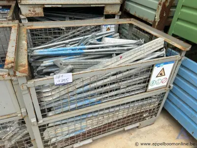 Draadstalen kooi inhoudende diverse metalen stellingonderdelen – kavel bij Appelboom