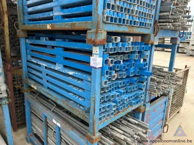 Metalen bok inhoudend stellingelementen – kavel bij Appelboom