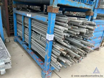 Metalen kooi inhoudende ijzers – kavel bij Appelboom
