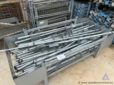 Metalen bak inhoudende stellingelementen – kavel bij Appelboom