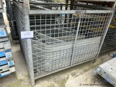 Draadstalen kooi inhoudende diverse metalen stellingonderdelen – kavel bij Appelboom