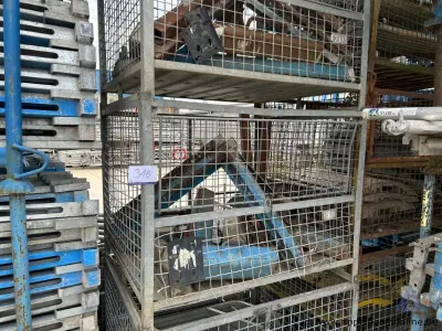 Draadstalen kooi inhoudende diverse metalen stellingonderdelen – kavel bij Appelboom